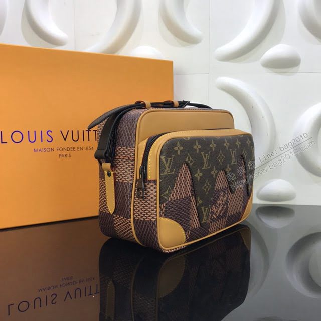 LV包包 M45343 Epi貼飾Nil Slim手袋 lv X Nigo聯名系列郵差包 老花咖格配皮 LV男士郵差挎包  ydh3579